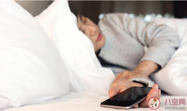 手機放枕邊睡覺有輻射嗎 手機每天開關機到底好不好