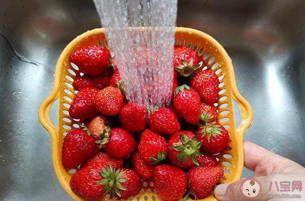 為什么洗草莓會掉色 草莓應(yīng)該怎樣清洗