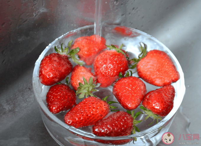 為什么洗草莓會掉色 草莓應(yīng)該怎樣清洗