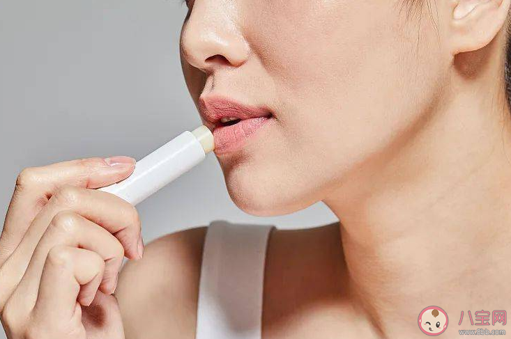 不建議頻繁涂抹潤唇膏嗎 潤唇膏一天涂幾次最好