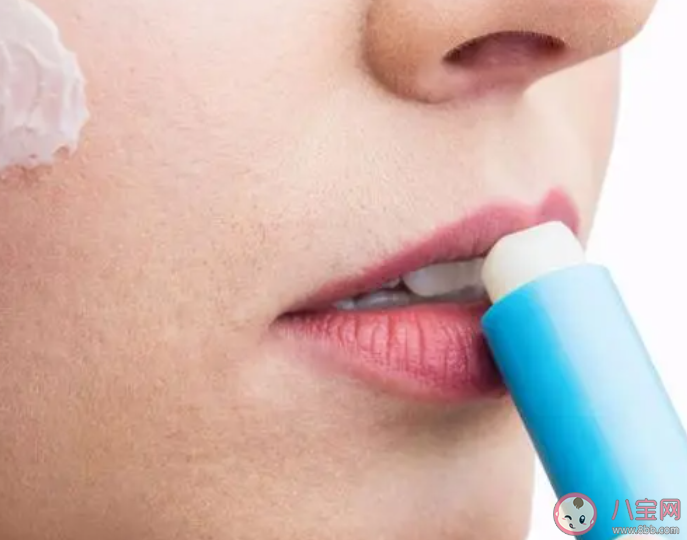 不建議頻繁涂抹潤唇膏嗎 潤唇膏一天涂幾次最好
