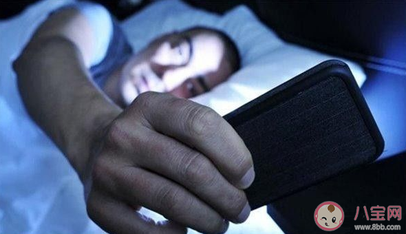 摸黑玩手機可能會誘發青光眼 摸黑玩手機具體有哪些危害