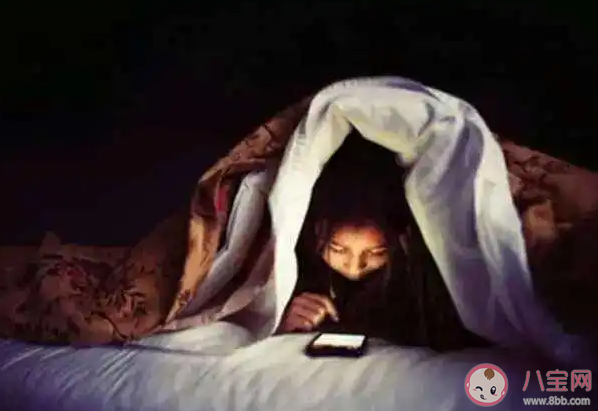 摸黑玩手機可能會誘發青光眼 摸黑玩手機具體有哪些危害