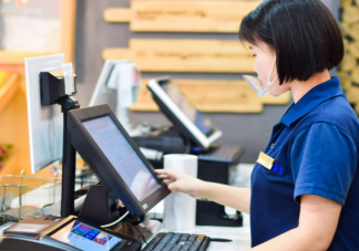 實體店要求店員形象氣質(zhì)佳有必要嗎 如何看待實體店開始卷店員的顏值