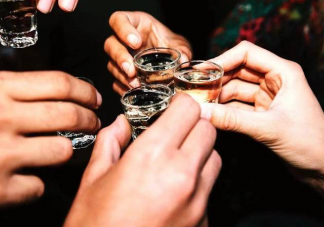 喝酒臉白的人可能更危險嗎 哪些藥酒后不能吃