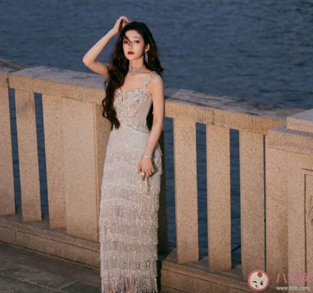 希林娜依高《荊棘中孤生的花》歌詞是什么 《荊棘中孤生的花》歌詞歌曲介紹